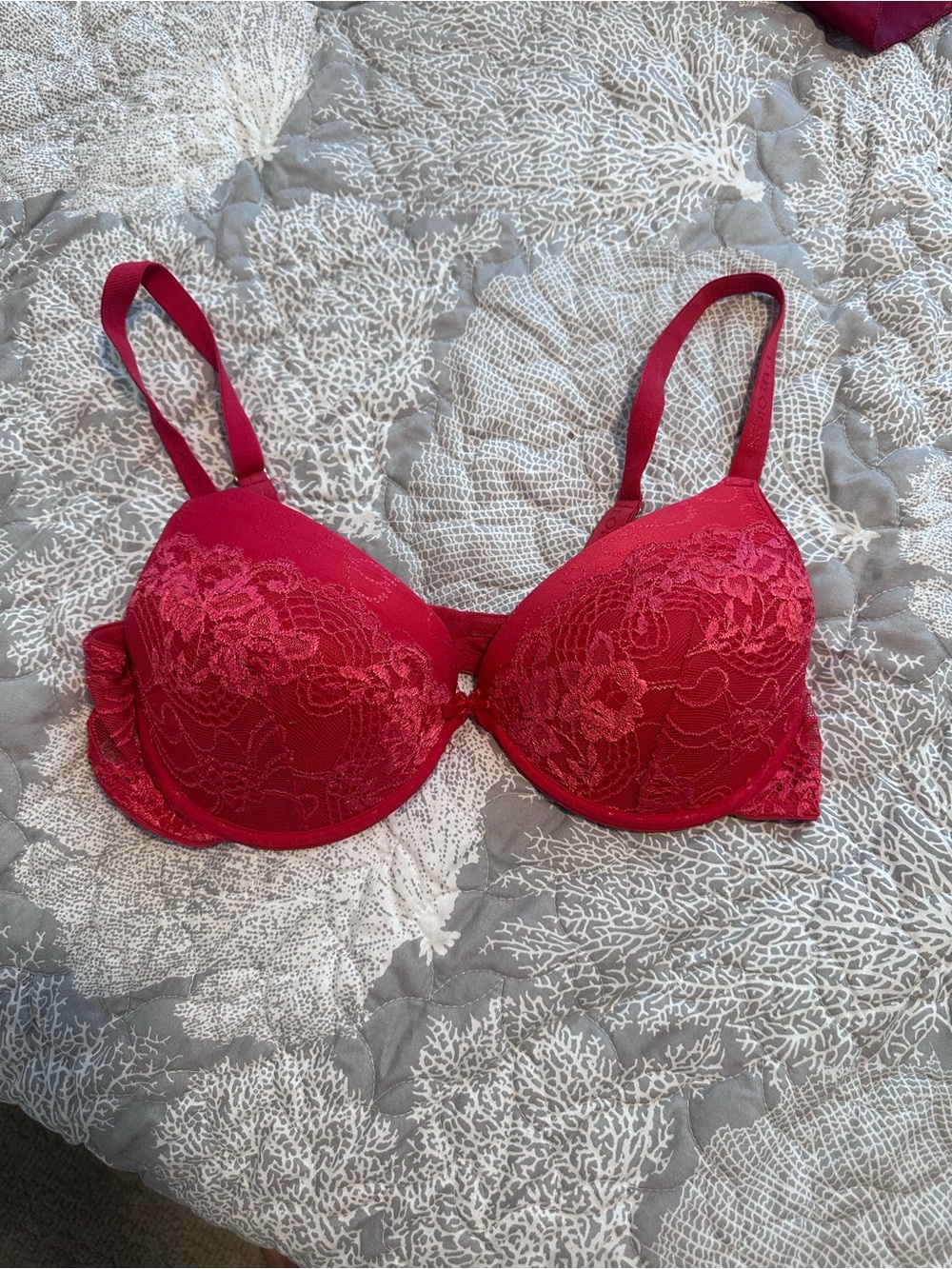 Women's Red Lace Underwire Bra - Elegant Support